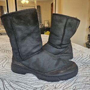 VGUC UGG Ultimate Short 5275 Black Suede Sheepskin Boots Womens 7